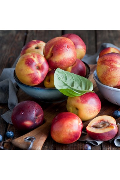 Нектарин Принц Вільям стиглі червоно-золотисті плоди крупним планом